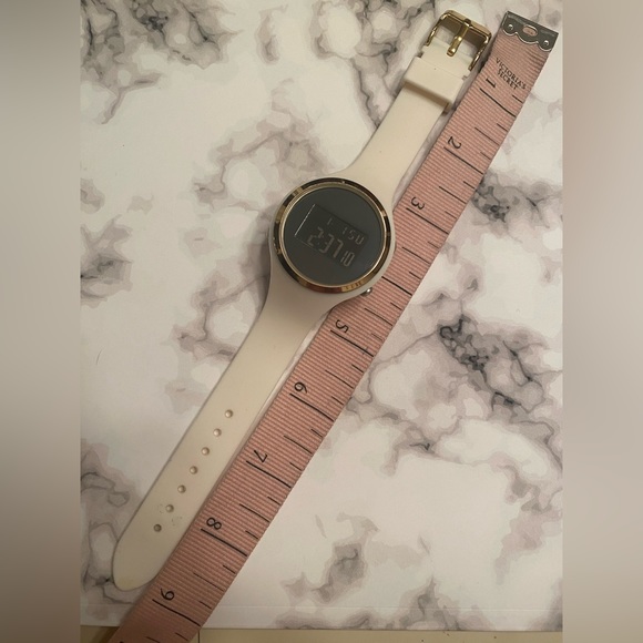 Francesca’s Digital White Silicone Rubber Band Gold Dial Accent Watch - Picture 8 of 11